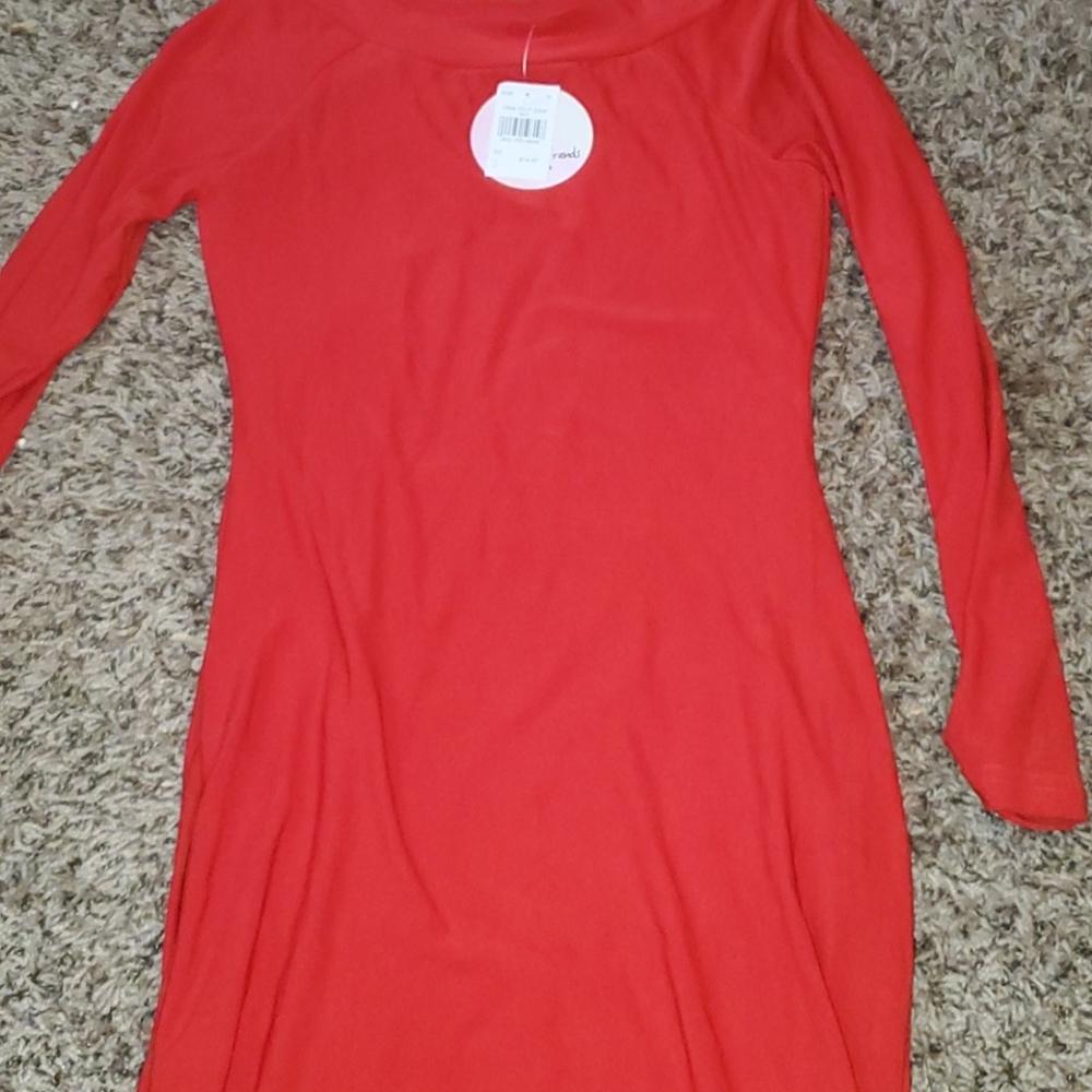 Long-sleeved  red dress